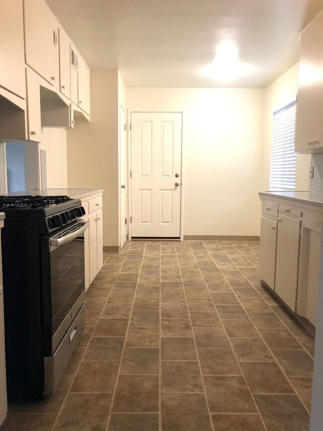 Building Photo - HALLOWEEN SPECIAL - 2 WEEKS FREE RENT!!Tur...