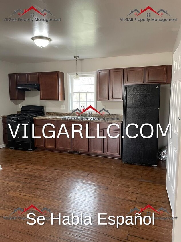 Primary Photo - Nice neighborhood: 5 bedrooms, 1.5 baths h...
