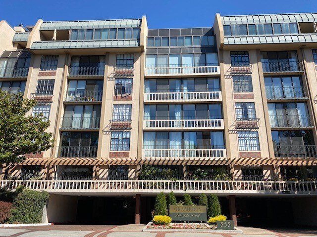 Steps to downtown shopping - 555 Laurel Ave