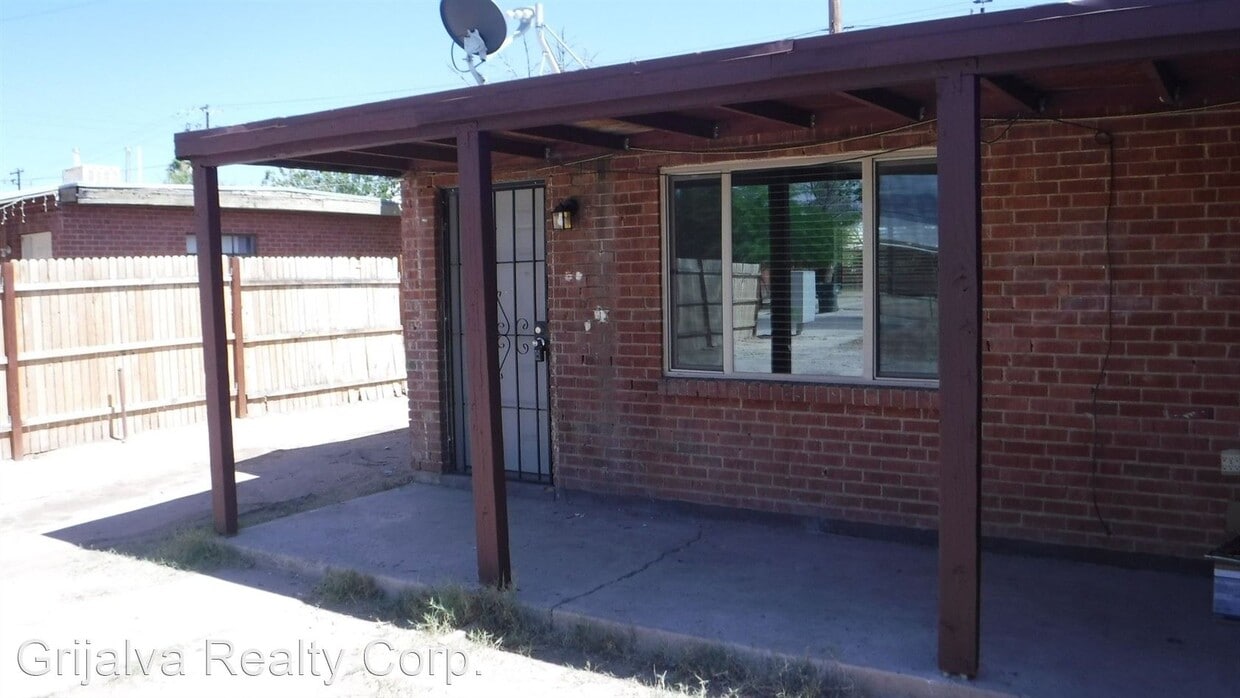 Primary Photo - 4626 E Douglas St