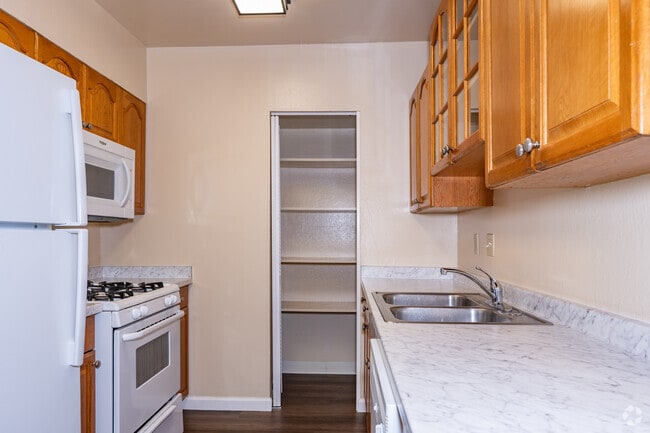 3BR, 2BA - 1,050SF - Kitchen - Vacaville Park Apartments