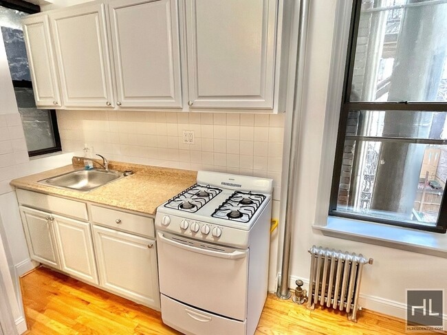 Building Photo - Flex 3 bedroom in the most spectacular str...