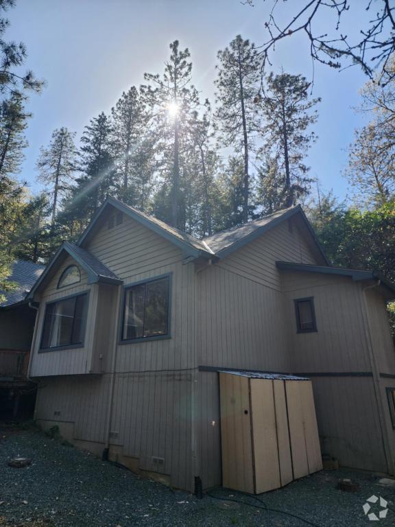 Building Photo - 860 Leavitt Ln