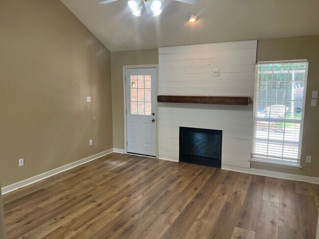 Building Photo - Charming 3 Bed 2 Bath Home