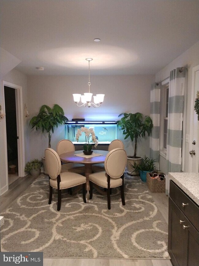 Foto del edificio - 409 Pear Tree Point Rd