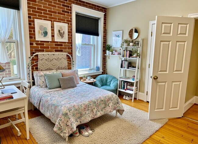 Building Photo - 54 Egmont St