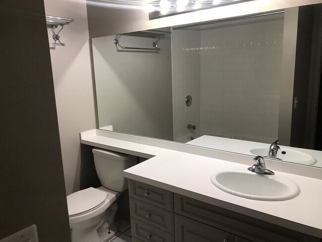 Master bath - 2021 W Willow St