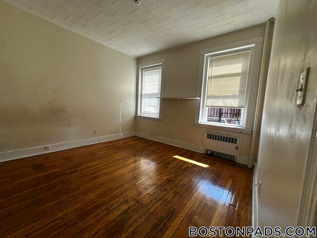 Building Photo - 126 Warren St