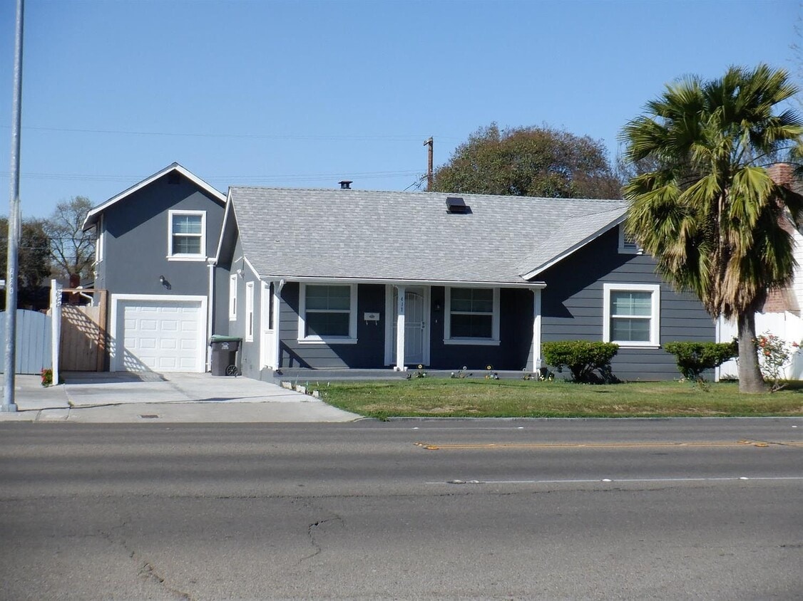 Foto principal - 417 W Swain Rd