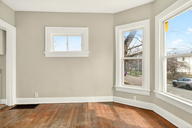 Foto del edificio - 102 Rockwood Ave