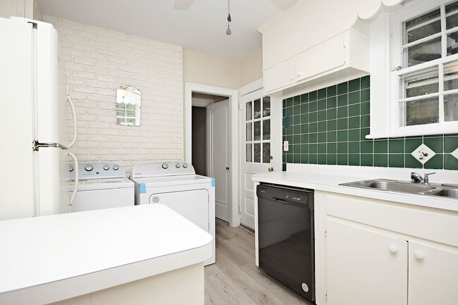 Building Photo - Charming 1930's Home Near UVA & A Variety ...