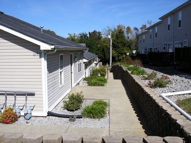 Building Photo - 1960 Stonehenge Avenue