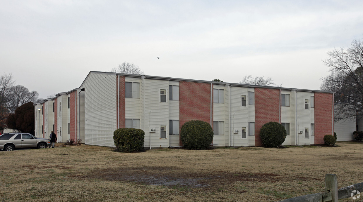 Primary Photo - Oakland Square Apartments