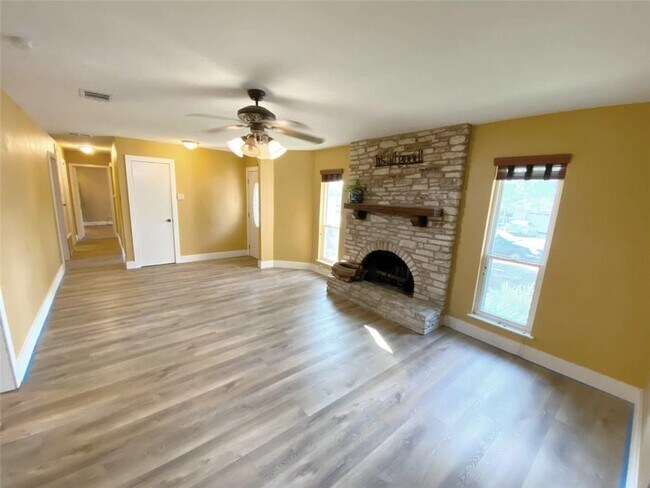 Building Photo - 1303 Shenandoah Dr