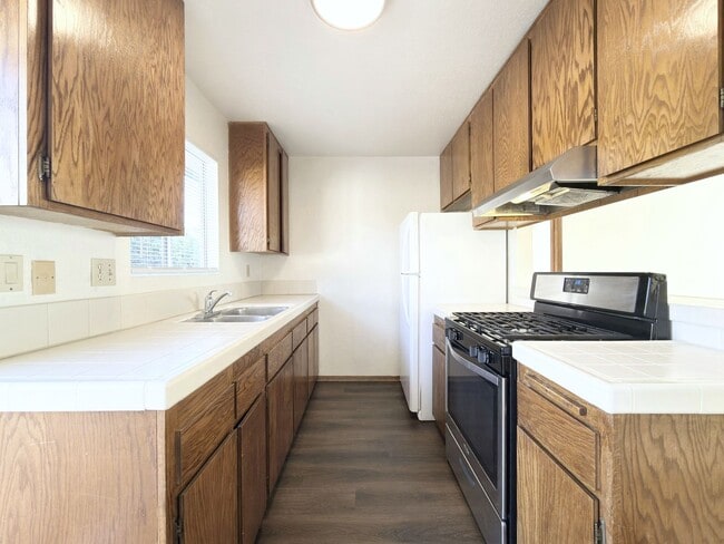 Building Photo - Hillside One-Bedroom Apartment