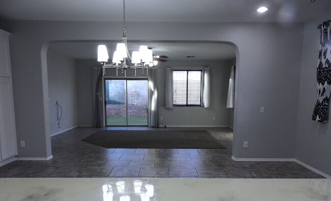 Building Photo - Gorgeous 4+2 moments from KRMC - Hualapai Mountain Campus!