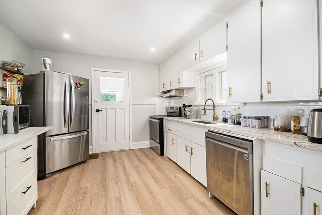 Building Photo - 13 Pinehurst Av