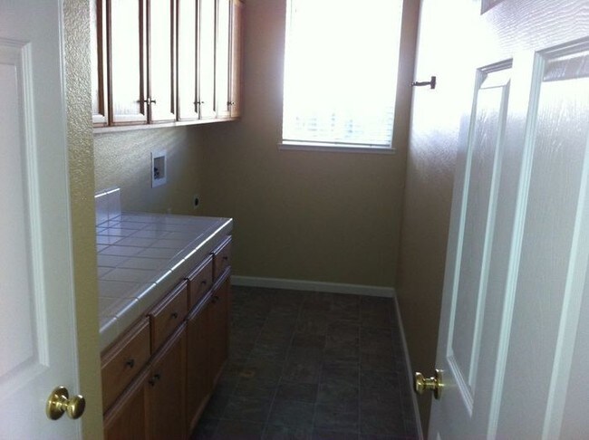 Foto del edificio - MODESTO LARGE 4 BEDROOM 3 BATH HOME