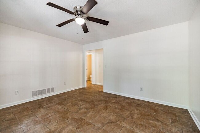 Foto del edificio - 170 Garnett Ridge Dr