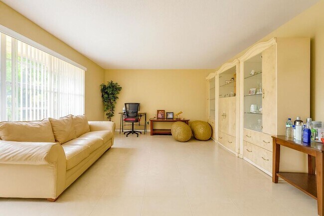 Building Photo - 2533 Dolphin Dr