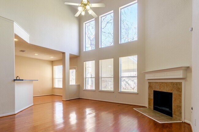 Foto del edificio - 2918 Five Oaks Dr