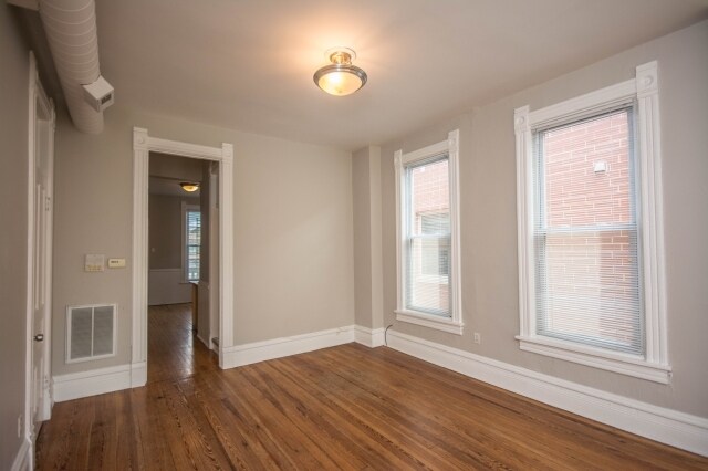 Building Photo - 1323 N Wicker Park Ave