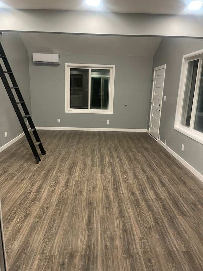 Building Photo - 6929 Ellis Ave S