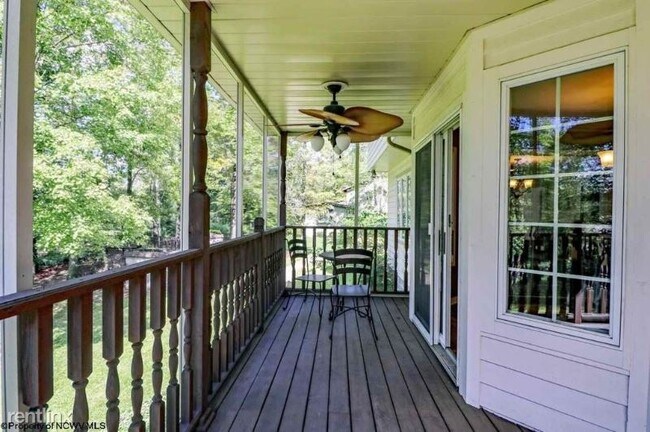 Building Photo - 4 br, 3.5 bath House - 15 Lakeside Dr