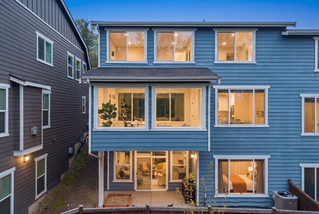 Foto del edificio - **North-Facing Luxury Home with Sunroom, A/C & Smart Home Features in Sammamish** Available NOW f...