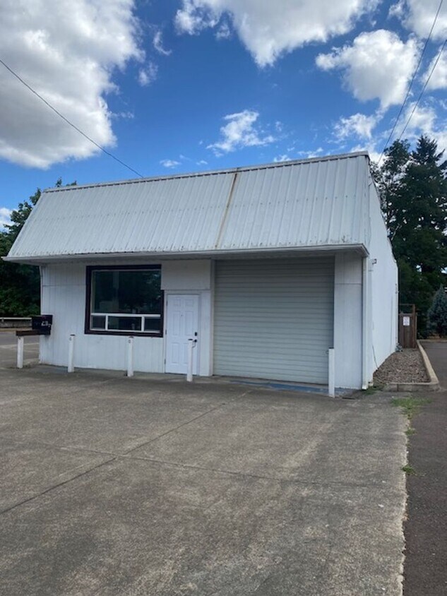 Primary Photo - Large Studio Apartment Close to Parks!