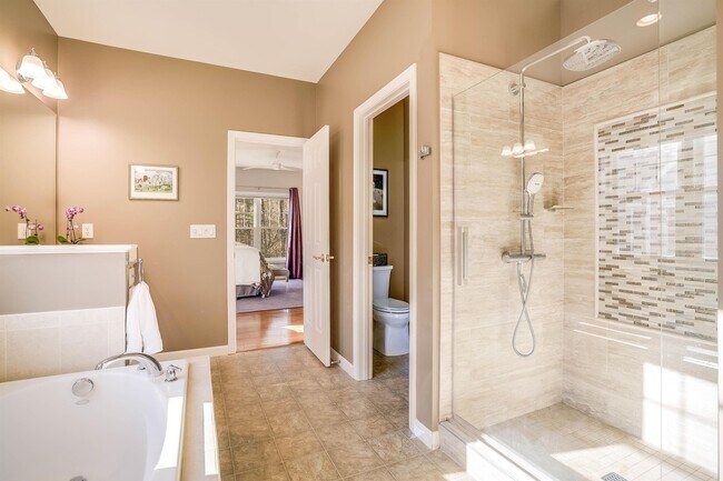 Building Photo - 7 Glen Ct