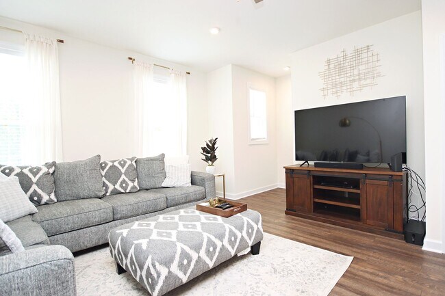 Building Photo - Spacious Old Trail Townhome