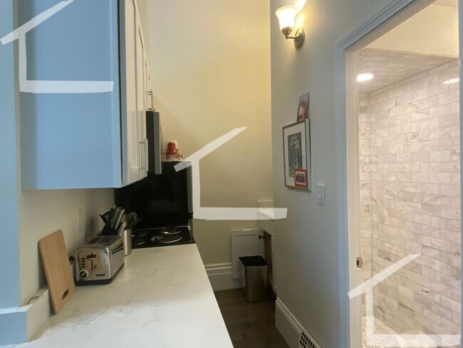 Building Photo - Beautifully updated large studio in the he...