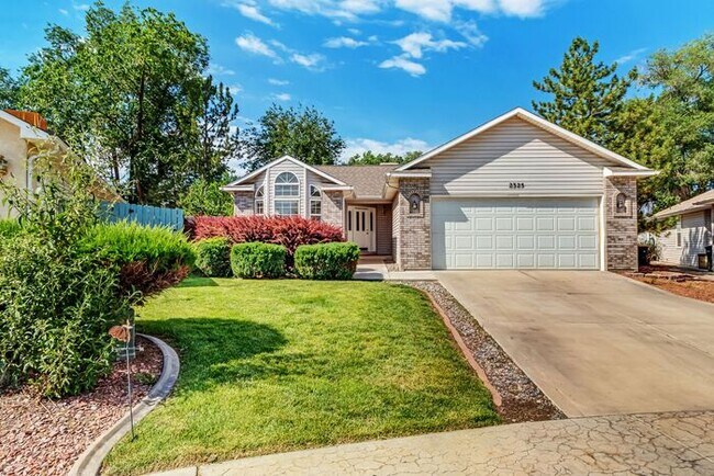 3 bedroom home with fenced yard and garage... - 3 bedroom home with fenced yard and garage...