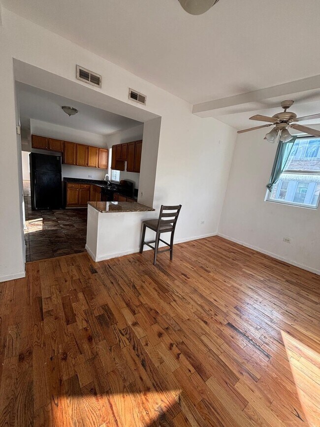 Foto del edificio - 3728 W Division St