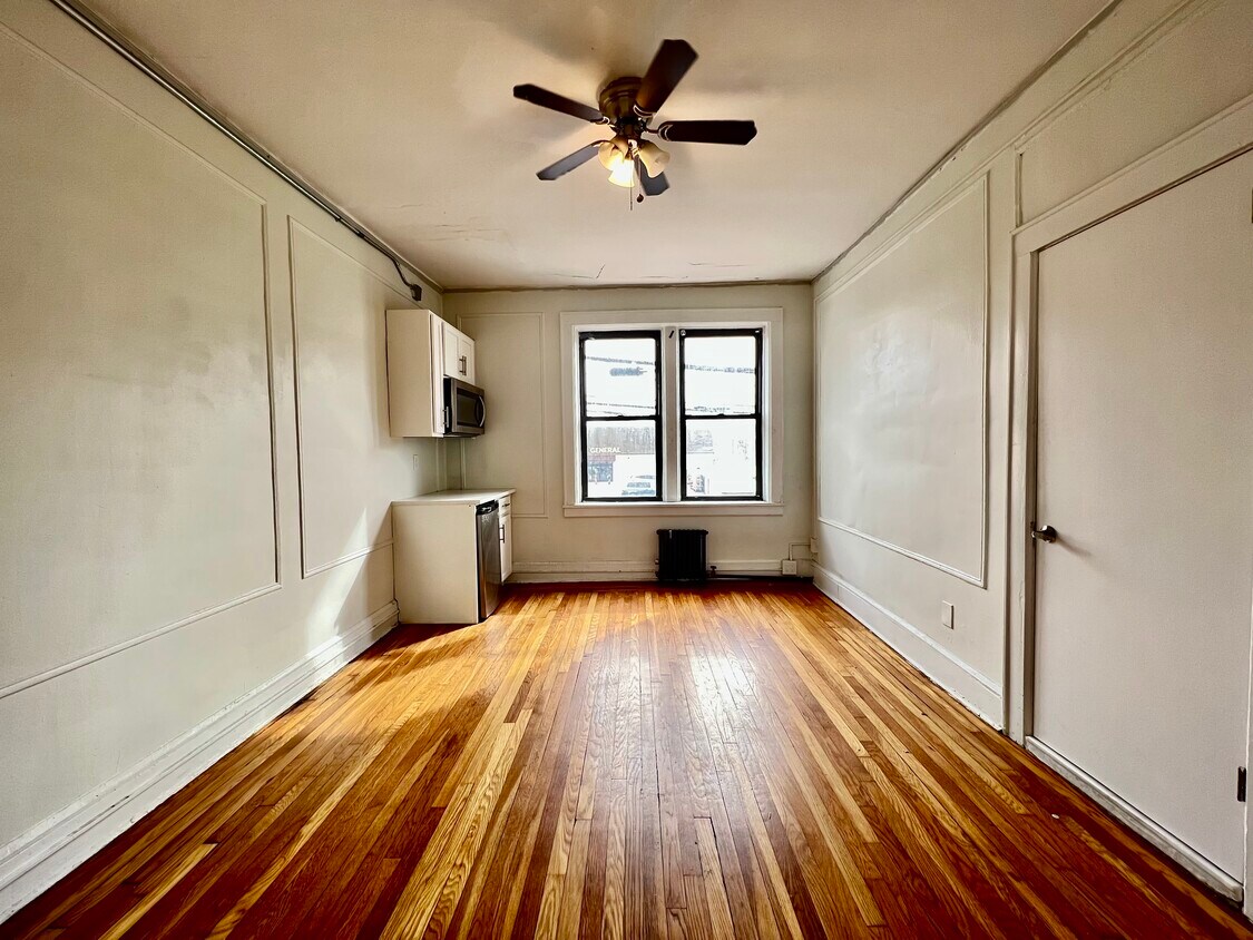 Primary Photo - 1144 E Grand St