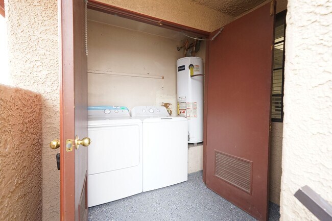 Building Photo - SHOWINGS AVAILABLE NOW