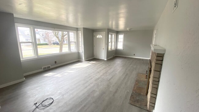 Building Photo - Don't Miss out! New Listing Available Now!...