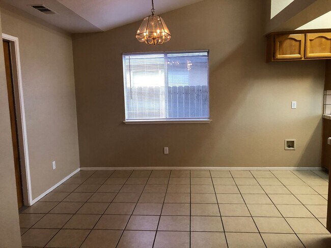 Foto del edificio - 746 S. LATIMER  3 BEDROOM 2 BATHROOM HOME ...