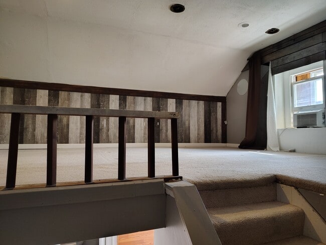 Building Photo - 337 1/2 W South St