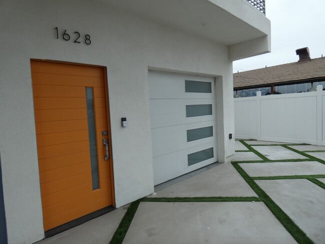 Building Photo - 1626 S La Brea Ave