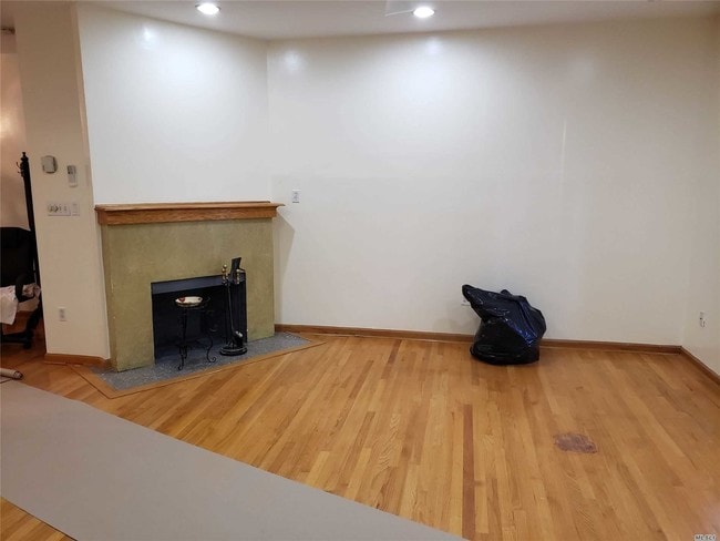 Building Photo - 161-27 84th Ave