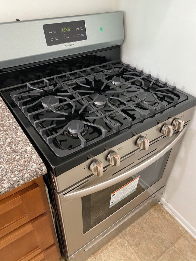 Five burner cook top! - 104 Breeze Ave