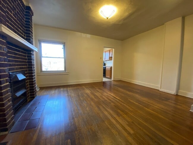 Building Photo - Charming 3 Bedroom Townhome with a Spaciou...