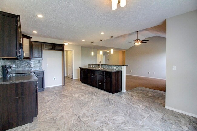 Building Photo - 4 Bedroom Home in Ozark!