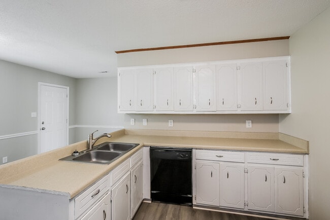 Building Photo - 3513 Hilltop Dr