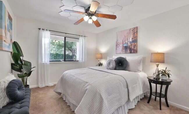 Foto del edificio - This stunning condo in Santa Clara offers ...