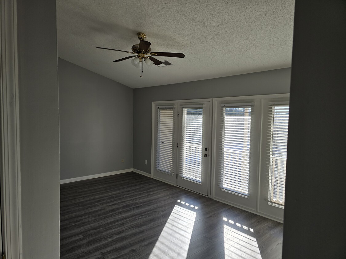 Living room - 700 Glendale Dr