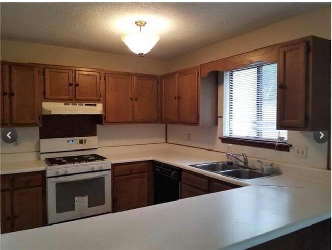 Building Photo - 235 Heathersett Dr SW