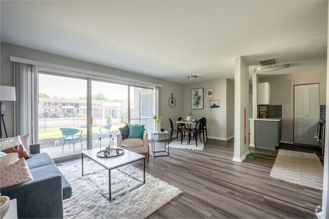 1BR, 1BA - 787SF - Living Room - Fountain Parc
